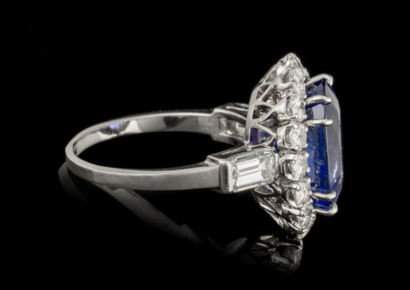 Piguet - H?tel des VentesVan Cleef & Arpels, attribuée à, bague or gris 750 et platine sertie d'un saphir de 9.39 carats, Ceylan, non chauffé, rapport LFG