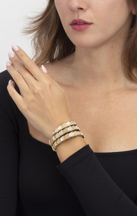 Piguet - H?tel des VentesBulgari, Serpenti Viper, bracelet or 750 orné de nacre blanche et serti de diamantsBulgari, Serpenti Viper, 750 gold bracelet embellished with white mother of pearl and set with diamonds