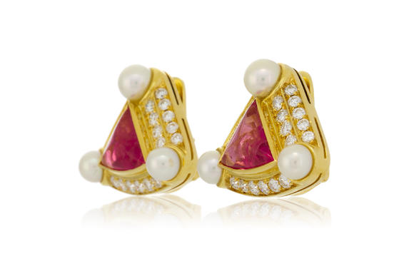 Piguet - H?tel des VentesBulgari, paire de clips d'oreilles en or 750 sertis de pains de sucre de tourmaline entourés de diamants et de perles de culture