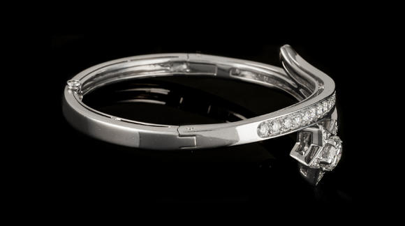 Piguet - H?tel des VentesChanel, Comète, bracelet rigide or gris 750 à motif étoilé pavé de diamants taille brillant dont un plus importantChanel, Comète, 750 white gold bangle paved with brilliant-cut diamonds and one more important in the center of the star