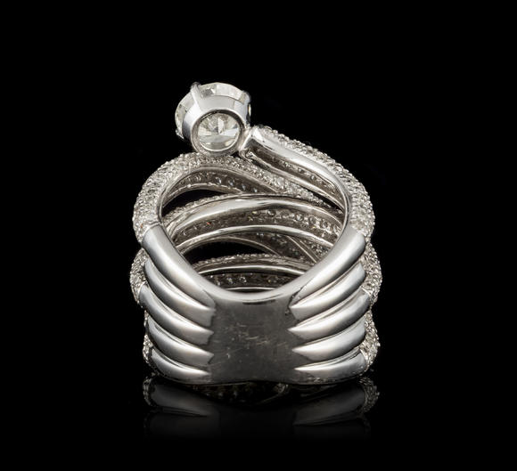 Piguet - H?tel des VentesBague or gris 750 stylisant un serpent s'enroulant autour du doigt entièrement pavé de diamants taille brillant