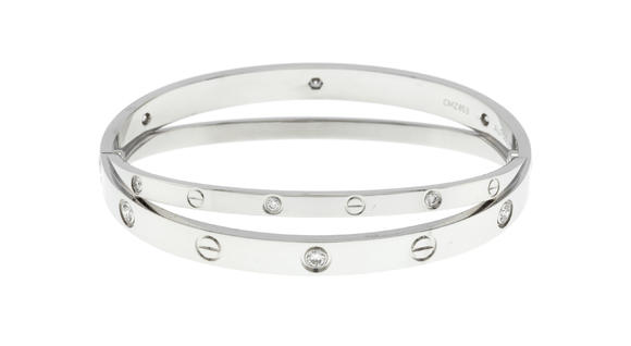 Piguet - H?tel des VentesCartier, Double Love, bracelet or gris 750 formé de deux anneaux rigides sertis de diamants taille brillant