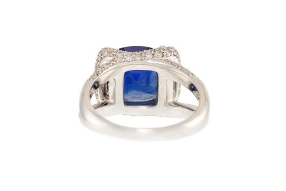 Piguet - H?tel des VentesBague or gris 750 sertie d'un saphir de 4.90 carats, birman, non chauffé, rehaussé de diamants, rapport GRS