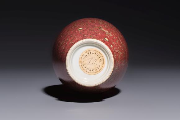 Rob Michiels AuctionsA Chinese peachbloom-glazed vase, 21st C.