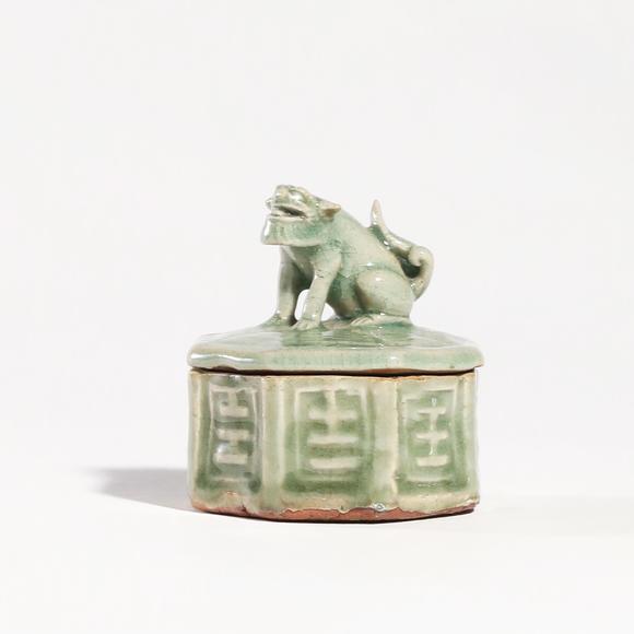 東京銀座（古美術(shù)宋磁）明 龍泉青瓷獅鈕八卦紋六角香爐