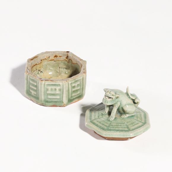 東京銀座（古美術(shù)宋磁）明 龍泉青瓷獅鈕八卦紋六角香爐