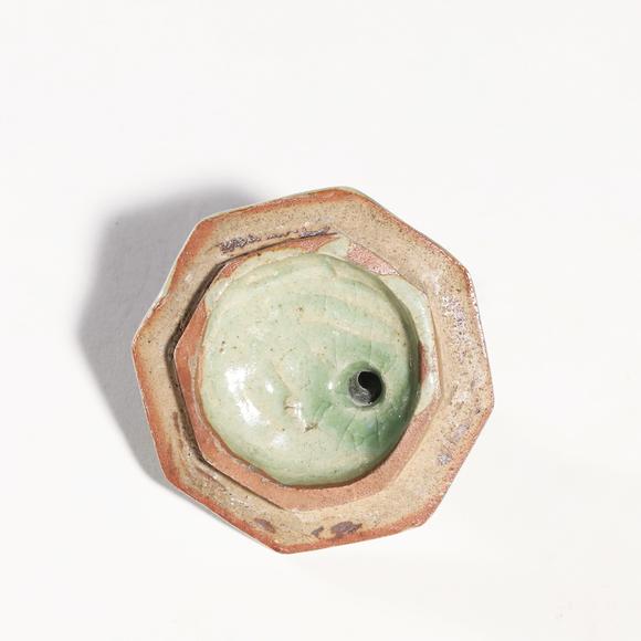 東京銀座（古美術(shù)宋磁）明 龍泉青瓷獅鈕八卦紋六角香爐