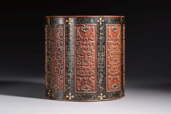 Rob Michiels AuctionsA Chinese gilt black-lacquered huanghuali brush pot with chilong design, Kangxi/Yongzheng