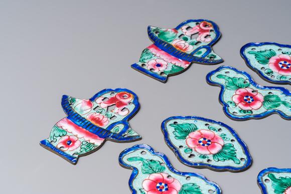 Rob Michiels Auctions12 Chinese Canton enamel hanging ornaments, 18/19th C.