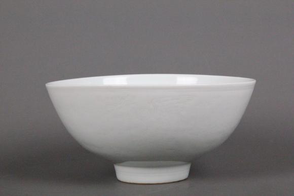 北京國經(jīng)湛然清中期 白釉暗刻龍紋碗