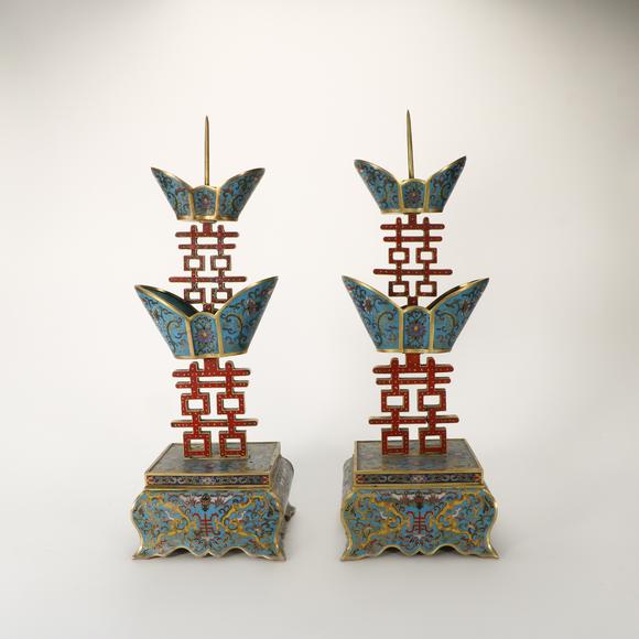春和美術(shù)清乾隆 銅胎掐絲琺瑯雙喜燭臺一對