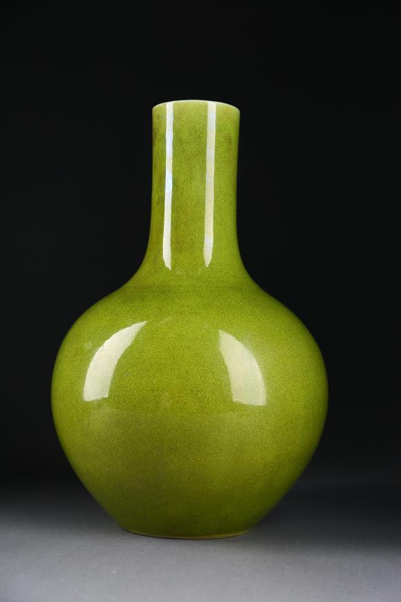 春和美術(shù)蘋果綠釉天球瓶