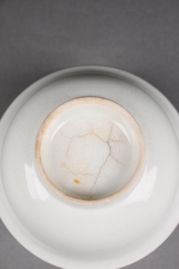 春和美術(shù)甜白釉暗刻龍鳳紋碗