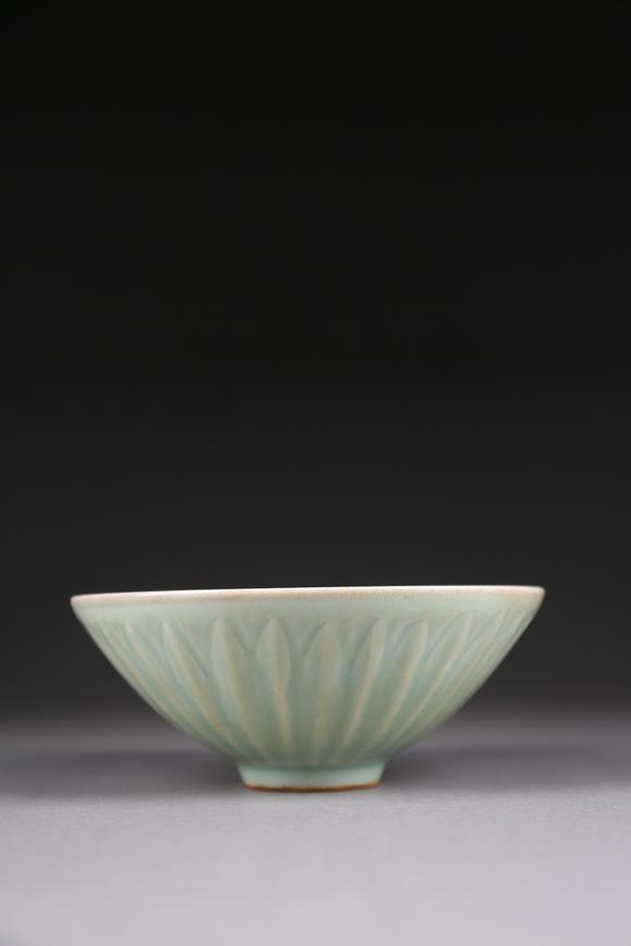 春和美術龍泉窯青釉菊瓣碗