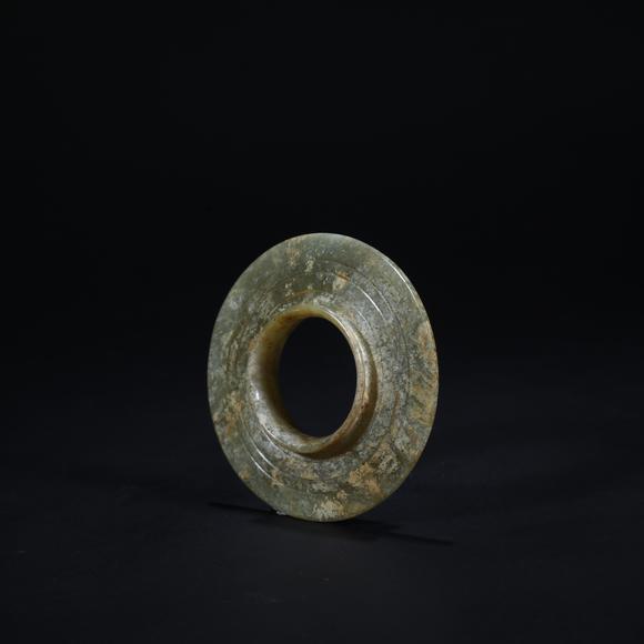 春和美術(shù)青玉有領(lǐng)玉璧
