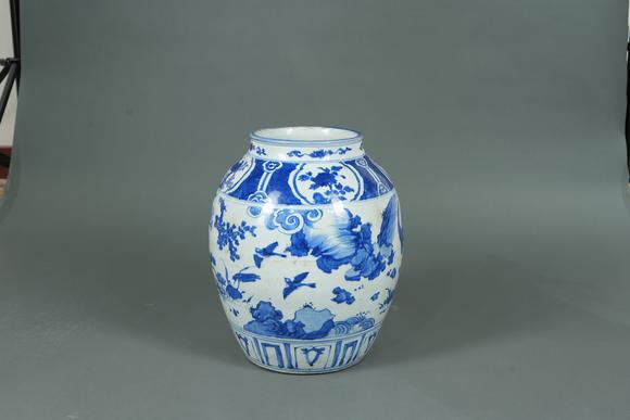 北京懋隆拍賣明 青花花鳥大罐