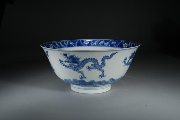 北京懋隆拍賣清康熙 青花海水龍紋碗