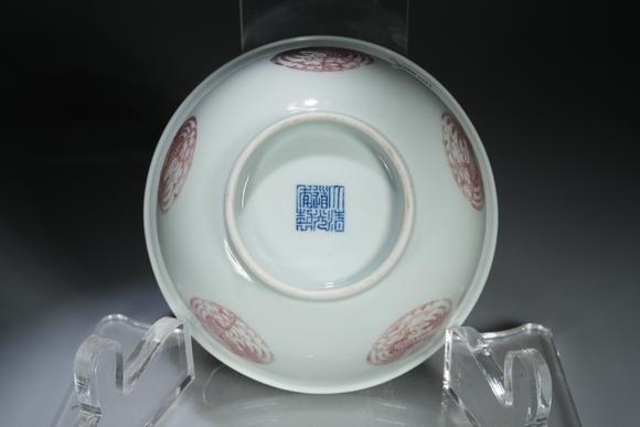 北京懋隆拍賣清道光 釉里紅團(tuán)鳳紋碗