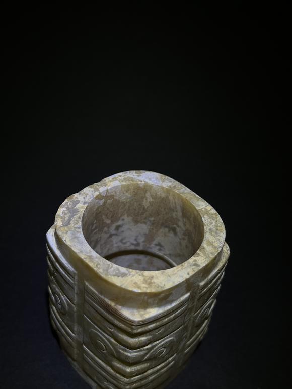 萬(wàn)領(lǐng)國(guó)際良渚文化玉琮   附國(guó)華雜志著錄信息