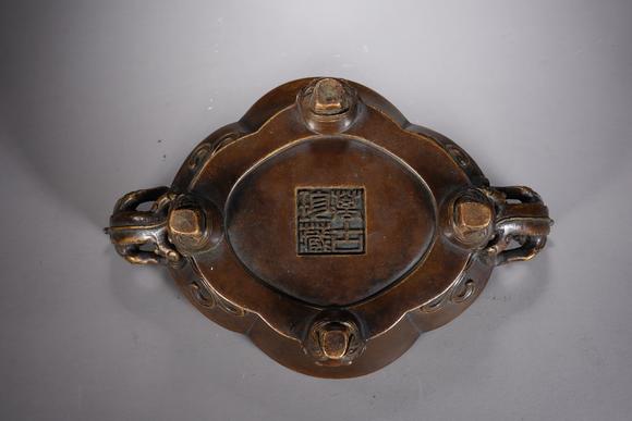 萬領(lǐng)國(guó)際清代 銅螭龍耳熏爐