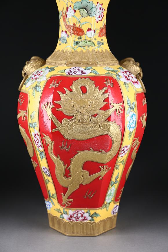 萬領(lǐng)國際粉彩軋道描金花卉龍紋八方鋪首瓶
