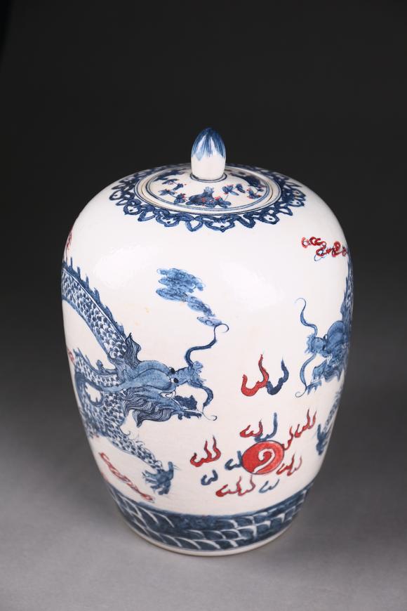 萬(wàn)領(lǐng)國(guó)際青花釉里紅雙龍戲珠蓋罐