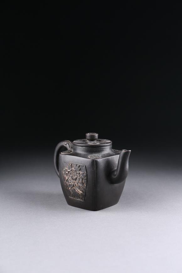 萬(wàn)領(lǐng)國(guó)際紫砂牡丹紋壺