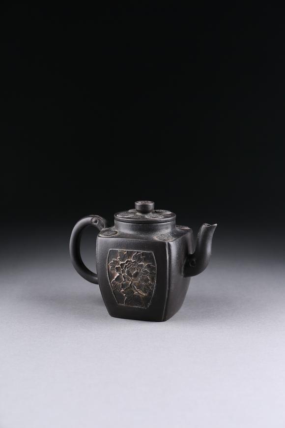 萬(wàn)領(lǐng)國(guó)際紫砂牡丹紋壺
