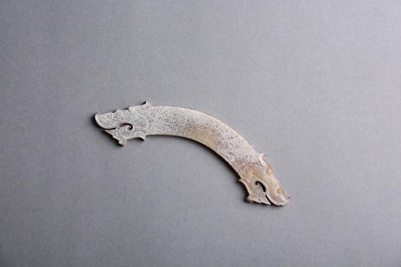萬(wàn)領(lǐng)國(guó)際白玉勾連云紋龍首玉璜
