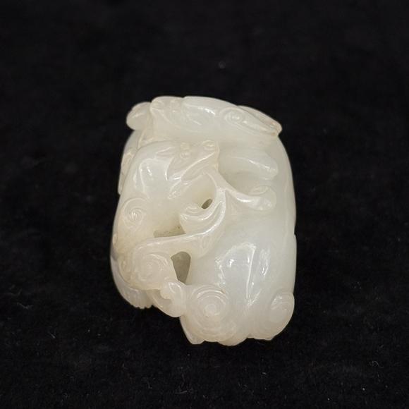 南京十竹齋白玉雕雙獾靈芝掛件