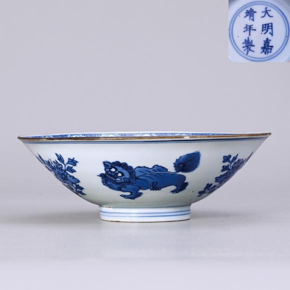 香港華輝清康熙 青花獅子紋斗笠碗 ''大明嘉靖年製''款