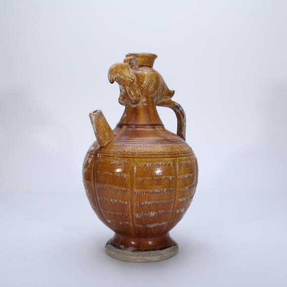 萬領(lǐng)國際遼 黃釉刻花鳳首執(zhí)壺