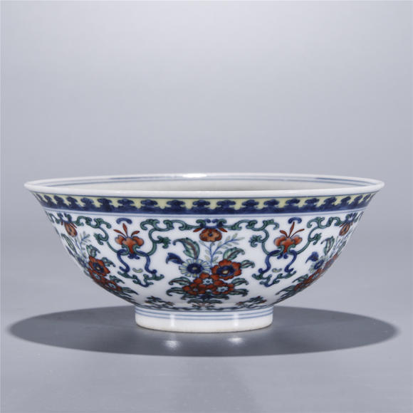 Ken & LC Auction Gallery“大清乾隆年制”款 斗彩缠枝花卉纹碗 QIAN LONG Mark dou cai porcelain bowl