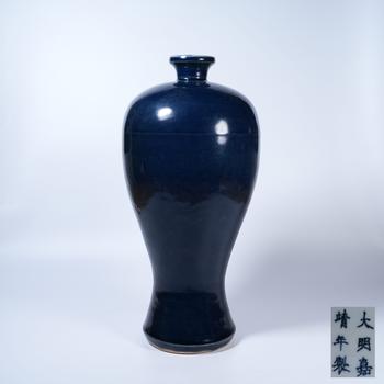 霽藍(lán)釉梅瓶