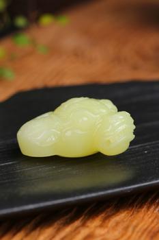 扭轉(zhuǎn)乾坤精品和田玉若羌黃口掛件