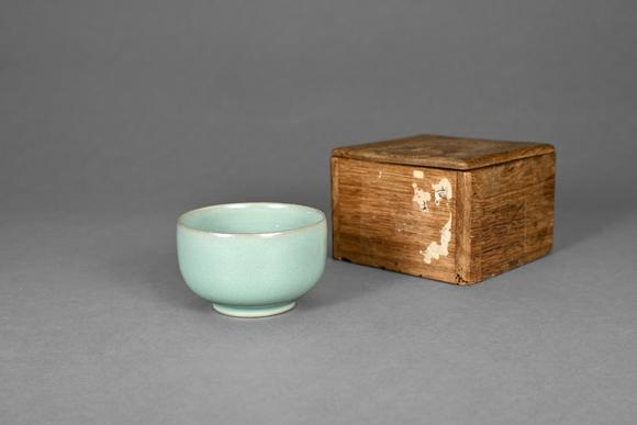 三杉美術(shù)粉青釉開片臥足茶盞
