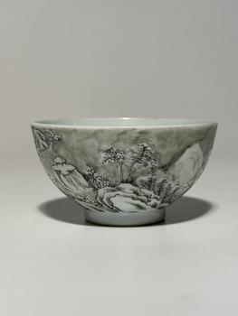 Bol grisaille à paysage hivernal montagneux avec cabane et arbres nus, 18 siècle
