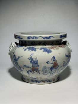 Grand jarre bleu et rouge à deux oreilles animales avec personnages, 18–19 siècle