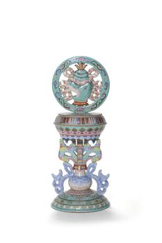 Ornement rituel des huit symboles bouddhiques en porcelaine famille rose sur fond turquoise, 18 ap. J.-C.