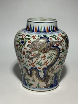 Jarre bleu et blanc à grand dragon multicolore sur fond de flammes, 17–18 siècle