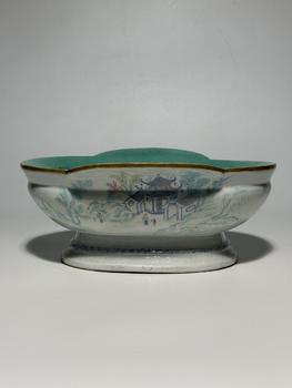 Bol ovale à fond turquoise à paysage famille verte, 19–20 siècle