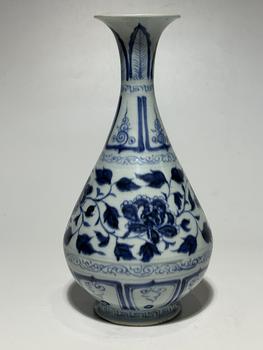 Vase Yuhuchun bleu à pivoines, 13–14 siècle
