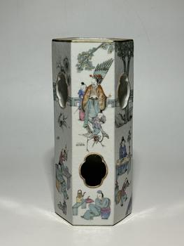 Chapeau cylindrique hexagonal perforé famille rose à personnages, 19–20 siècle