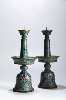 Paire de bougeoirs cloisonnés chinois anciens, 18–19 s.