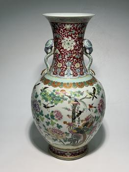 Grand vase à deux oreilles famille rose sur fond rouge à phénix et oiseaux, 19–20 siècle