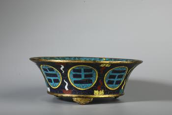 A Cloisonne Enamel Tripod Basin with Trigram Medallions, 18th CE