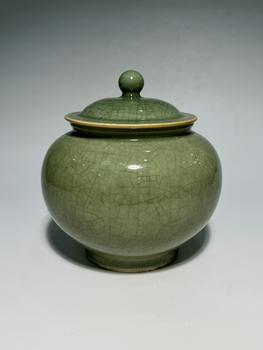 A Covered Jar with Crackled Celadon Monochrome Glaze, 18th–19th Century