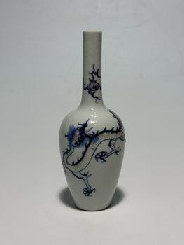 A Long-Neck Vase Painted with Single Dragon in Underglaze Blue and Red, 18th–19th Century