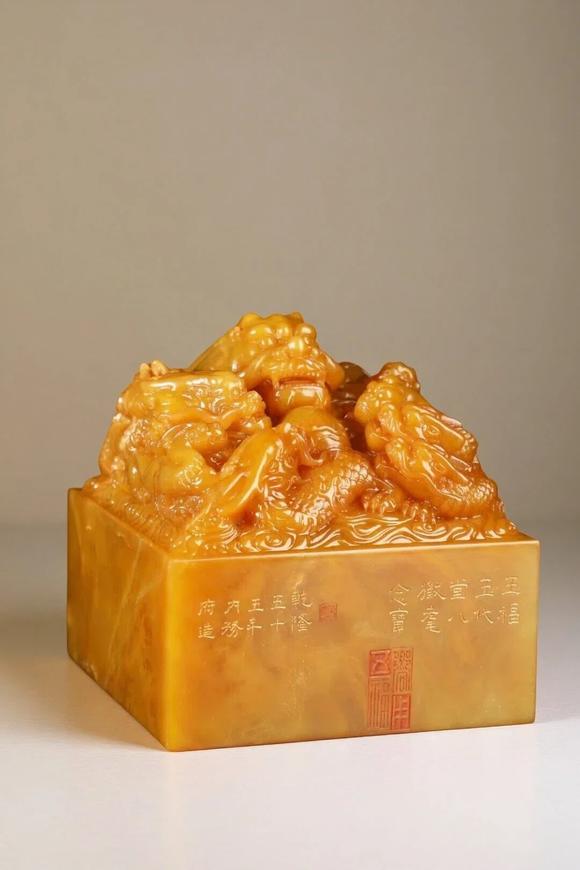 東京蕓術(shù)清 田黃石群龍戲珠鈕印章