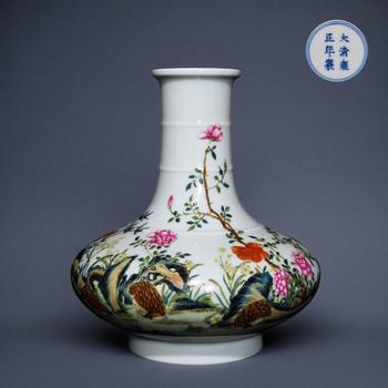 清雍正 粉彩安居樂業(yè)紋扁肚瓶